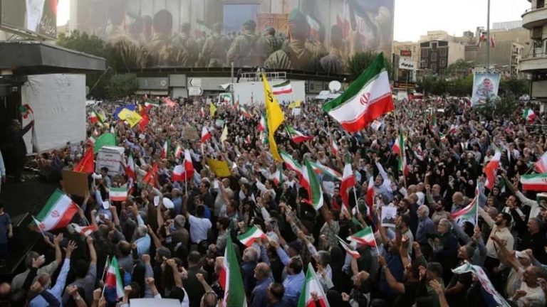 সরকারবিরোধী বিক্ষোভে রক্তাক্ত হয়ে উঠেছে ইরান