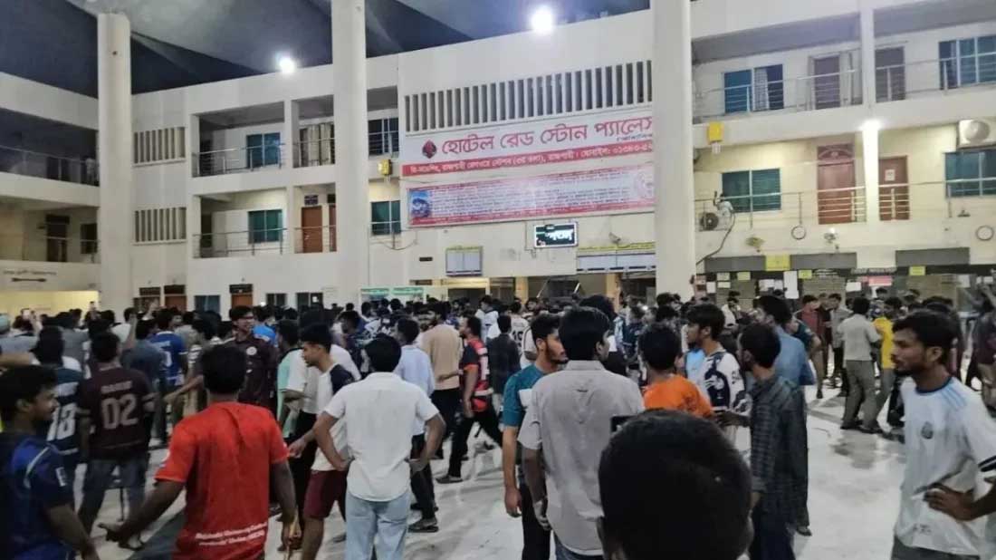 রাবি এক শিক্ষার্থীকে রেলওয়ে নিরাপত্তা বাহিনী ও টিটিরা মারধর ঘটনায় স্টেশন ঘেরাও